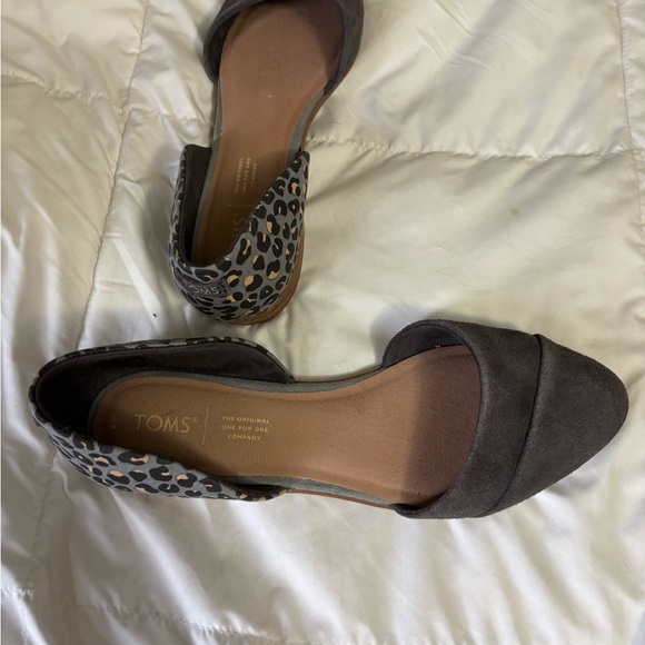 Tom’s size 9 flats - Picture 1 of 2
